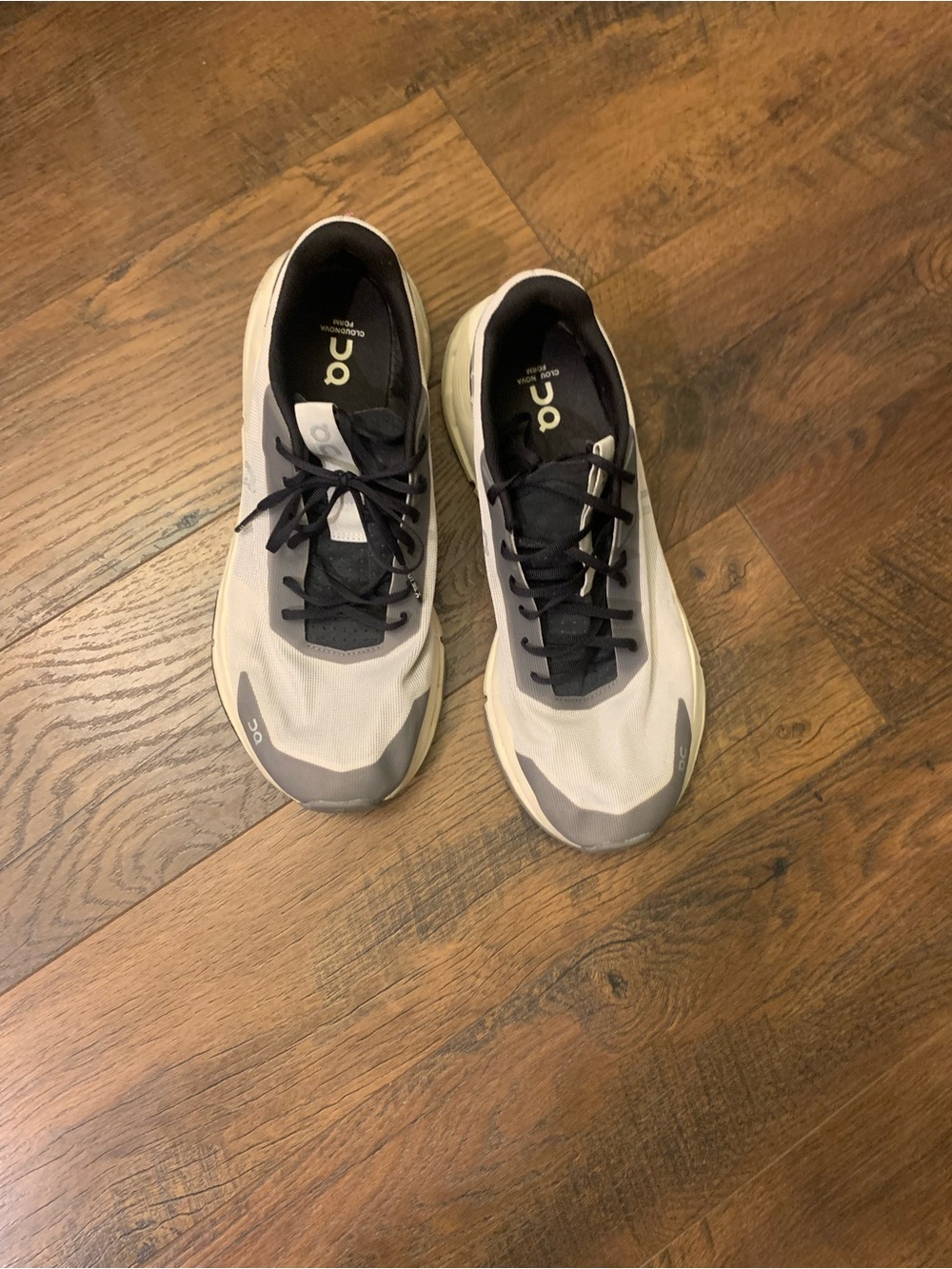 On Running Men's Trainer in Cream and Gray with Black Accents - Picture 2 of 13